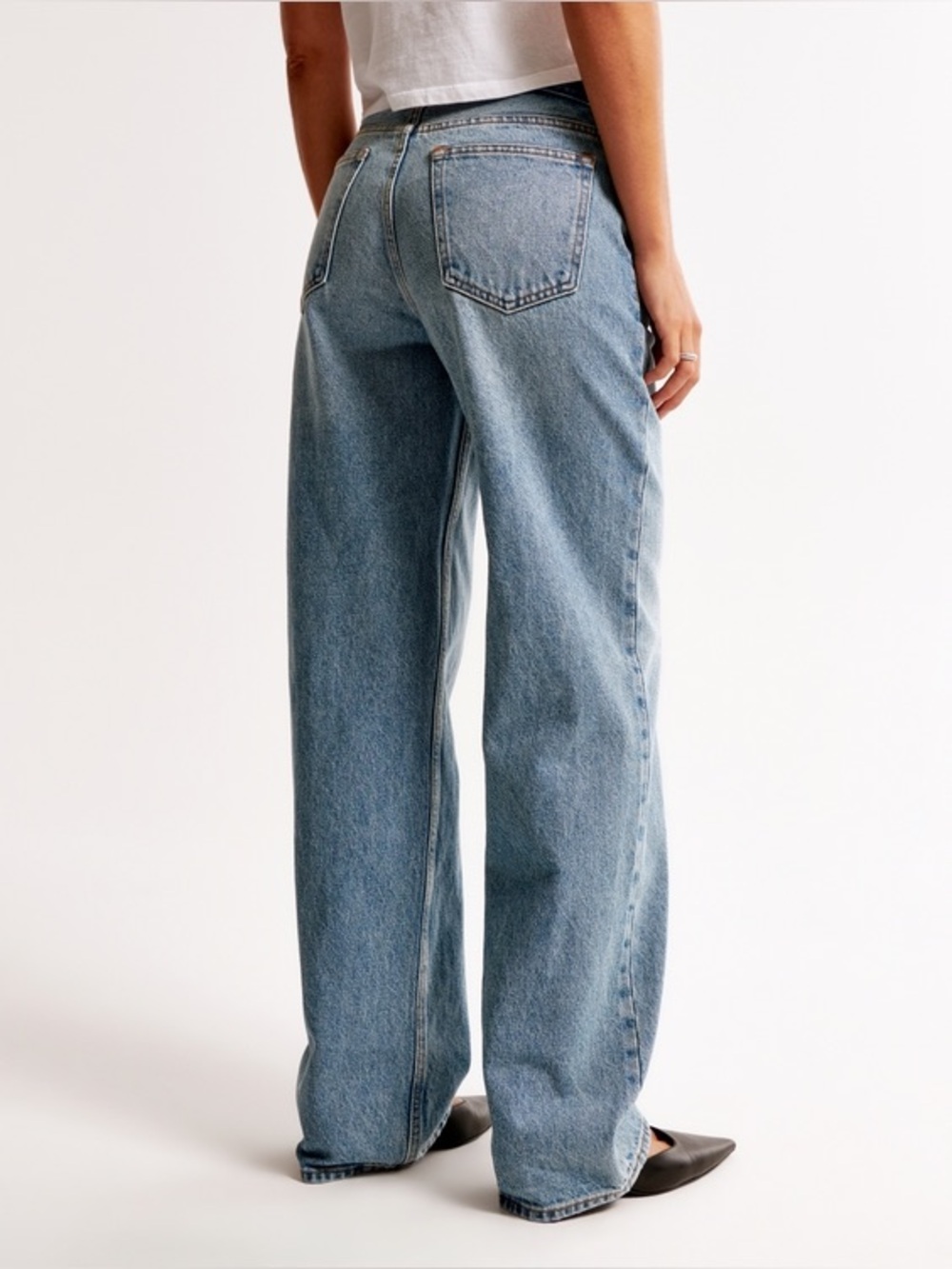 Abercrombie & Fitch The Slouchy Jean Mid Rise in Medium Wash Size 31 Long Denim - Picture 3 of 10